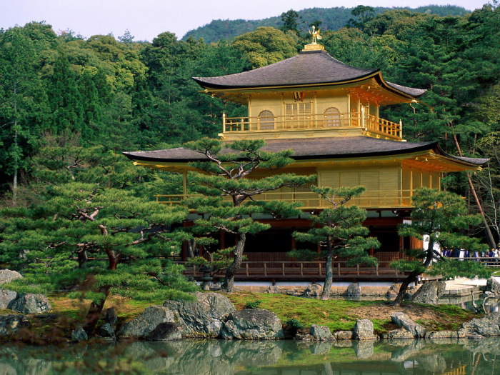 Храм Кинкакудзи в Киото.