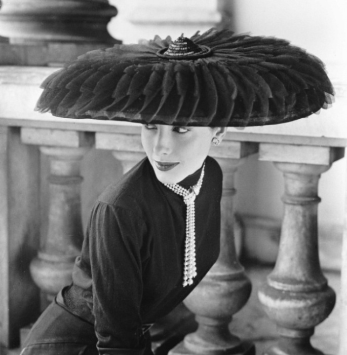 Модель в шляпе Legroux Soeurs, 1952 год. Норман Паркинсон (Norman Parkinson) - мастер модной фотографии.