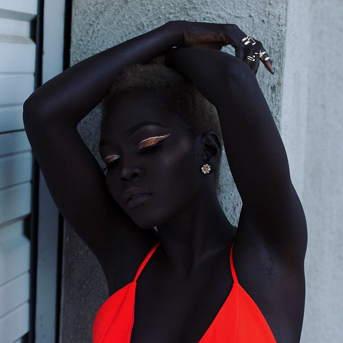 24-летняя Ниаким Гатвех творит революцию в индустрии моды благодаря своему роскошно-чёрному цвету кожи. 