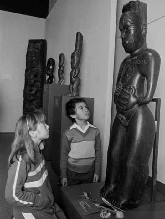 Фотография двух детей на выставке Маори, 1984 год. \ Фото: mfat.govt.nz.