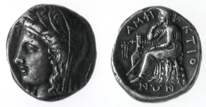 Серебряная греческая монета, выпущенная Амфиктионией с изображением Деметры и Аполлона, сидящих на омфале, 4 век до н. э. \ Фото: google.com.