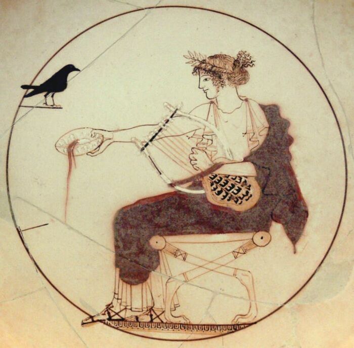 Редкий пример чаши из белого грунта, изображающей бога Аполлона, совершающего возлияние в Дельфах, 480-70 гг. до н. э. \ Фото: neoskosmos.com.