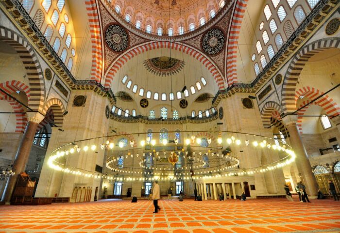 Интерьер мечети Сулеймание, Стамбул. \ Фото: istanbulclues.com.