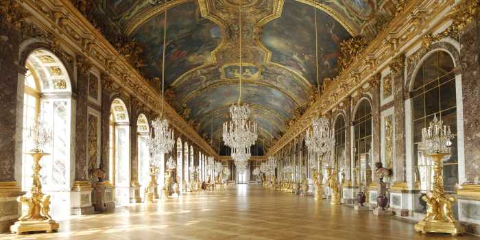 Зеркальная галерея — самый известный интерьер Версальского дворца.
