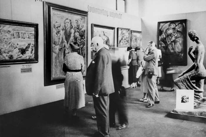Выставка Дегенеративного искусства, Здание галереи Мюнхенского придворного сада, 1938 год. \ Фото: amusingplanet.com.