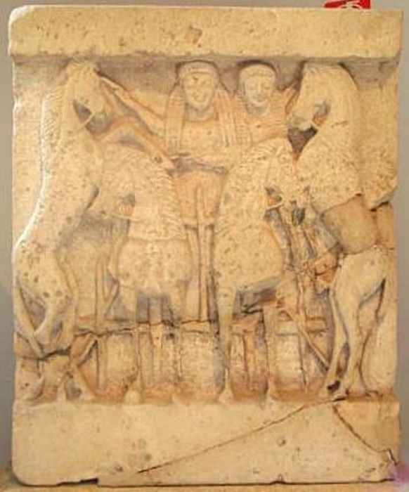 Деметра управляет своей запряжённой лошадьми колесницей, в которой находится её дочь Персефона, VI век до н.э. \ Фото: stringfixer.com.