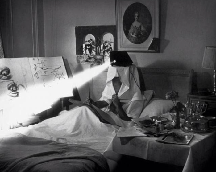 Сальвадор Дали в постели, Филипп Халсман, 1964 год. \ Фото: i.pinimg.com.