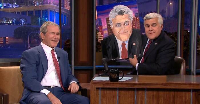 Джордж Буш-младший представил свой портрет Джей Лено, ведущему вечернего шоу, 2013 год. \ Фото: edition.cnn.com.