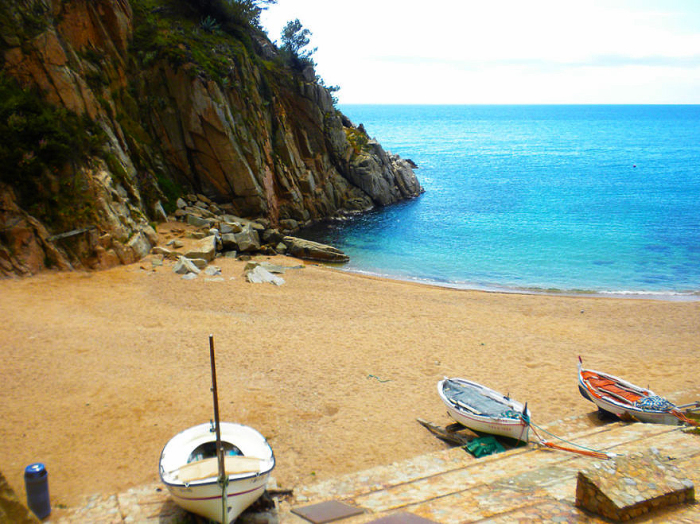 Лодки на пляже с золотым песком. Тосса-де-Мар. Автор фото: Polly Kocheva.