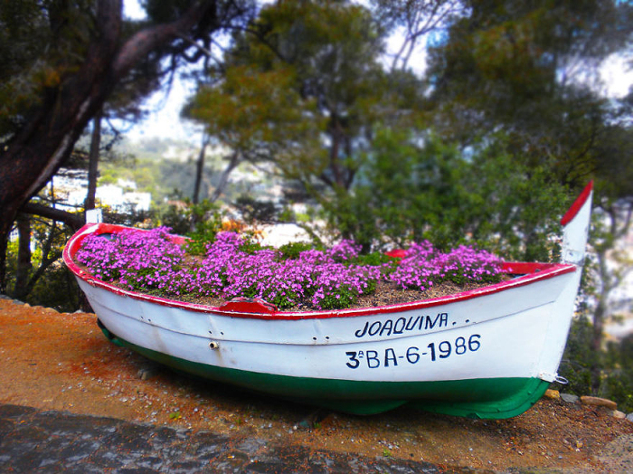 Цветочная лодка. Тосса-де-Мар. Автор фото: Polly Kocheva.