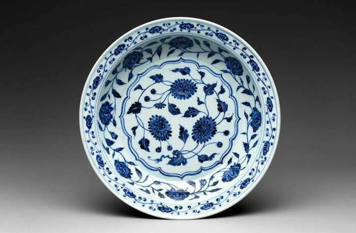 Китайская фарфоровая тарелка с хризантемами и пионами, XV век. \ Фото: google.com.