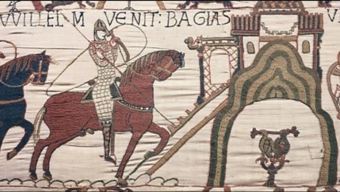 Латинская надпись на гобелене гласит в переводе «Здесь Вильгельм прибывает в Байё». \ Фото: google.com.