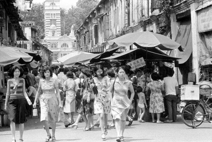 Сингапурские женщины в повседневных блузках и платьях, 1977 год. \ Фото: blogspot.com.