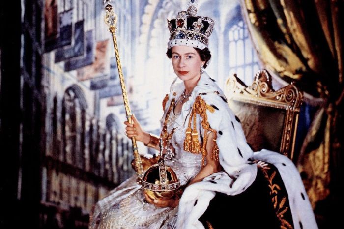 Королева Елизавета в императорской государственной короне. | Фото: pinterest.com.