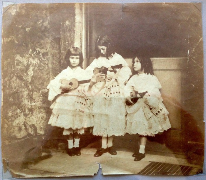 Алиса, Лорина и Эдит Лидделл (1858 год, Алисе здесь 6 лет). Фото опубликовано в блоге правнучки Алисы Лидделл, Ванессы Тайт (Vanessa Tait), 7 июня 2015 года.