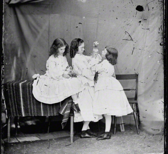 Сёстры Лидделл и вишни (фото 1860 года).