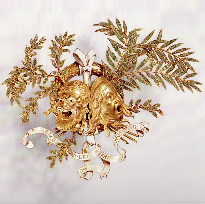 Брошь из золота, эмали и изумрудов, посвящена Саре Бернар. \ Фото: luoow.com.
