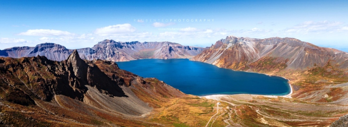 Небесное озеро или озеро Чхонджи на горе Пэкту. Автор фото: Reuben Teo.