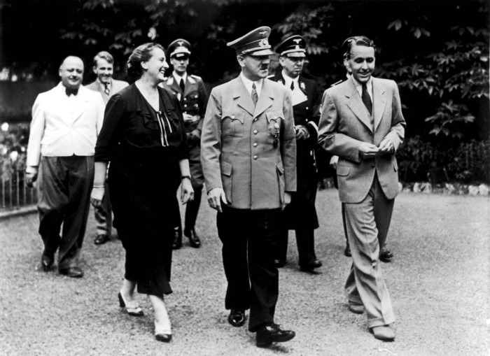 Фотография Гитлера и Винифред Вагнер в Байройте, 1938 год. \ Фото: gqmagazine.fr.