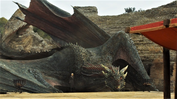 Дейенерис и её дракон прибывают в драконье логово (Италика) в 7-м сезоне Игры престолов. \ Фото: watchersonthewall.com.