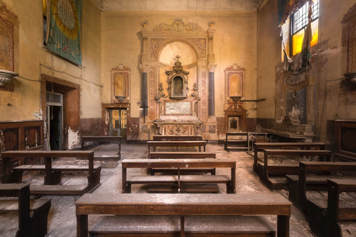 Покинутая всеми церковь в Италии. Автор: Roman Robroek.