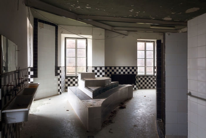 Просторная ванная комната в одном из заброшенных замков. Автор: Roman Robroek.