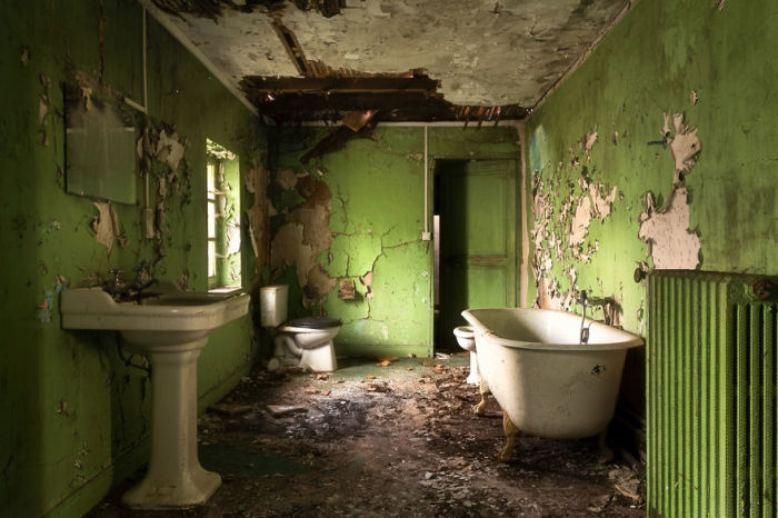Заброшенная зелёная ванная комната. Автор: Roman Robroek.