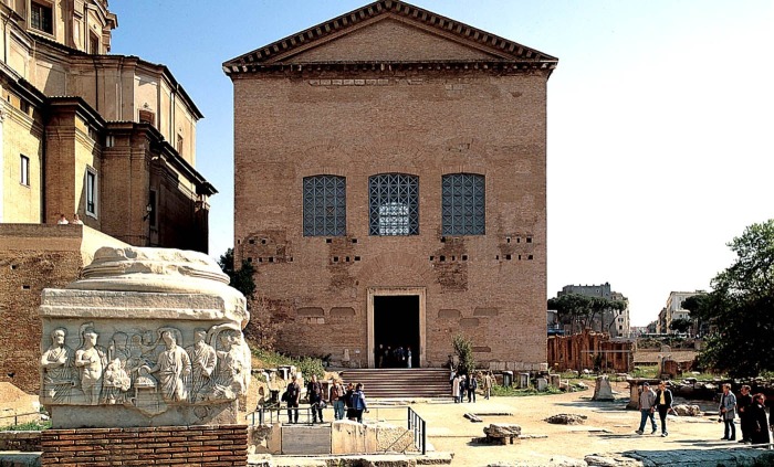 Курия Юлия, построенная в 29 году до н. э. и реконструированная в 94 и 238 годах н. э., Рим, Италия.  Фото: docplayer.rs.