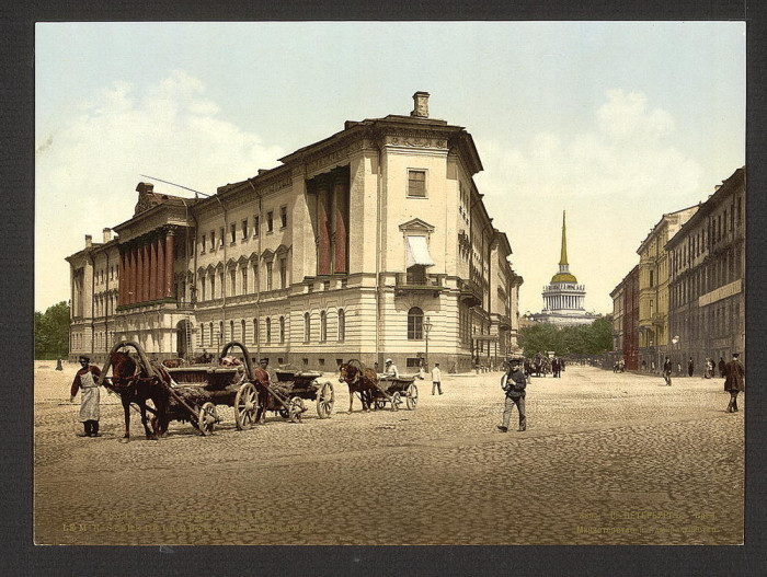 Адмиралтейская площадь в Санкт-Петербурге.