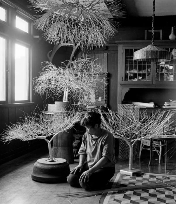 Рут Асава, сидящая рядом со своими плетёнными проволочными скульптурами. \ Фото: i.pinimg.com.