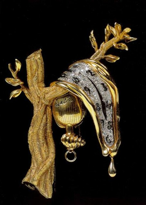 Постоянство памяти, 1949 год, золото, бриллианты, эмаль, часы с механизмом Jaeger LeCoultre 426. \ Фото: yandex.ua.