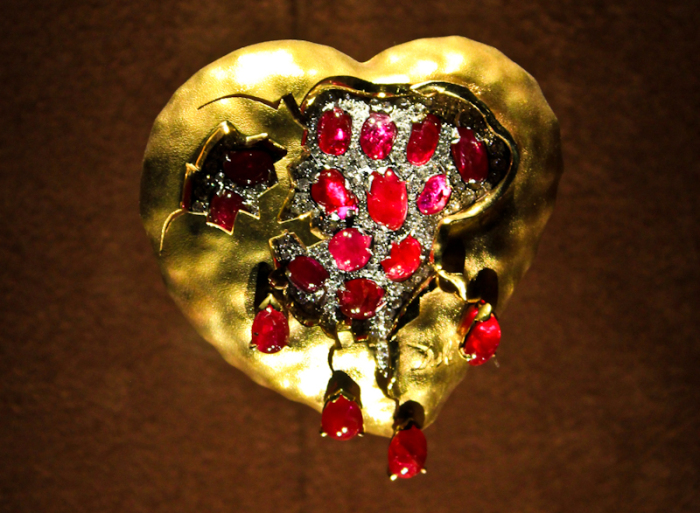 Сальвадор Дали, Карлос Алемани: Гранатовое сердце, 1949 год, золото, бриллианты, рубины. \ Фото: livejournal.com.