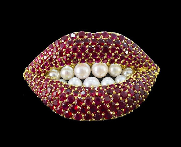 Сальвадор Дали Рубиновые губы, 1949 год, золото, рубины, жемчуг. \ Фото: faap.br.