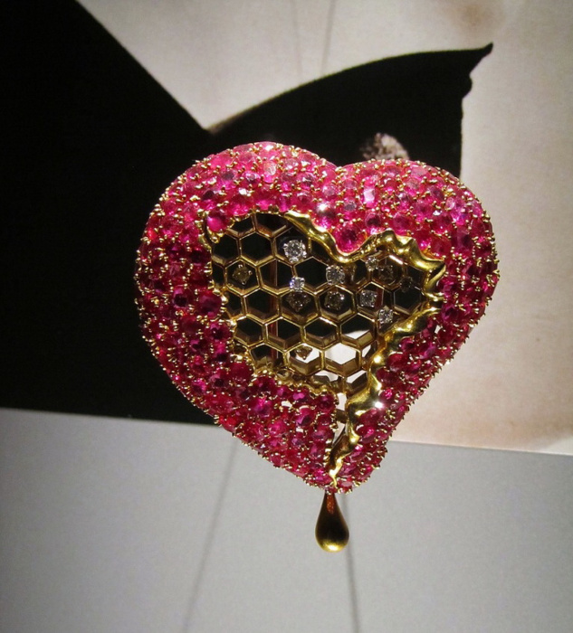 Сальвадор Дали, Карлос Алемани: Медовое сердце, 1949 год, золото, бриллианты, рубины.