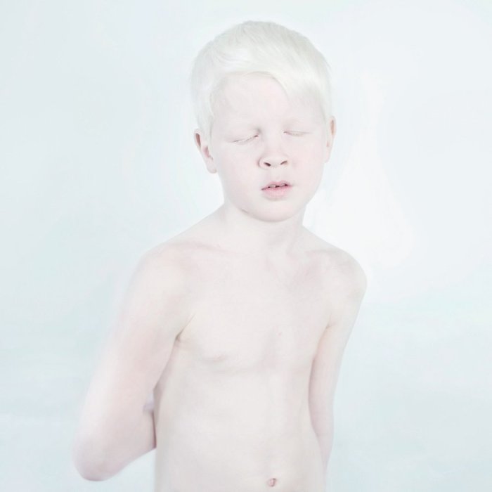 Белоснежный мальчик. Фото Sanne De Wilde.