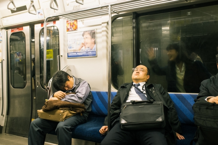Спящие в метро. Автор: Shin Noguchi.