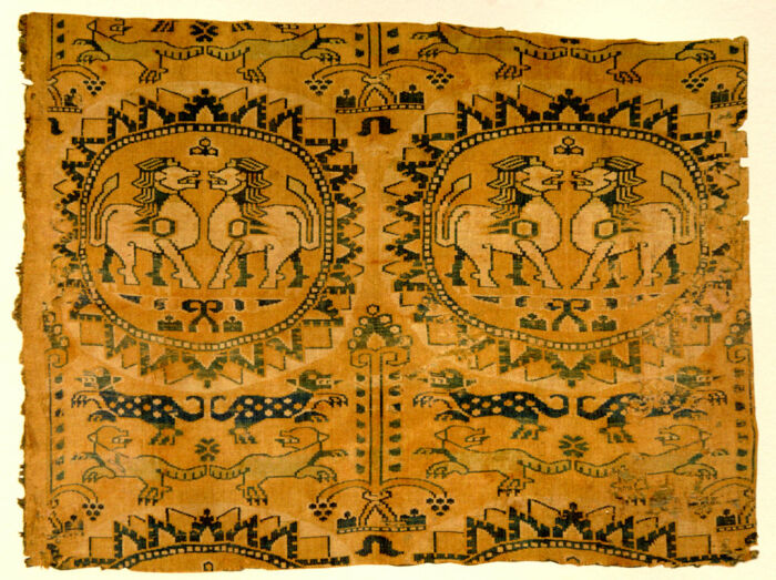Львы на согдийском полихромном шёлке, VIII век н. э., скорее всего из Бухары. \ Фото: google.com.