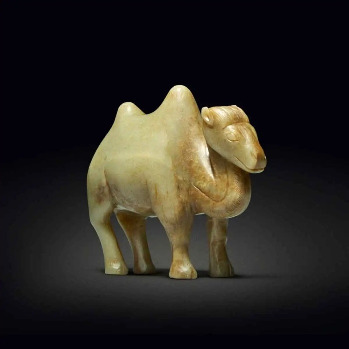 Коричневый нефритовый верблюд, династия Хань, ок. начало III века до н.э. – начало III века н.э. \ Фото: bing.com.