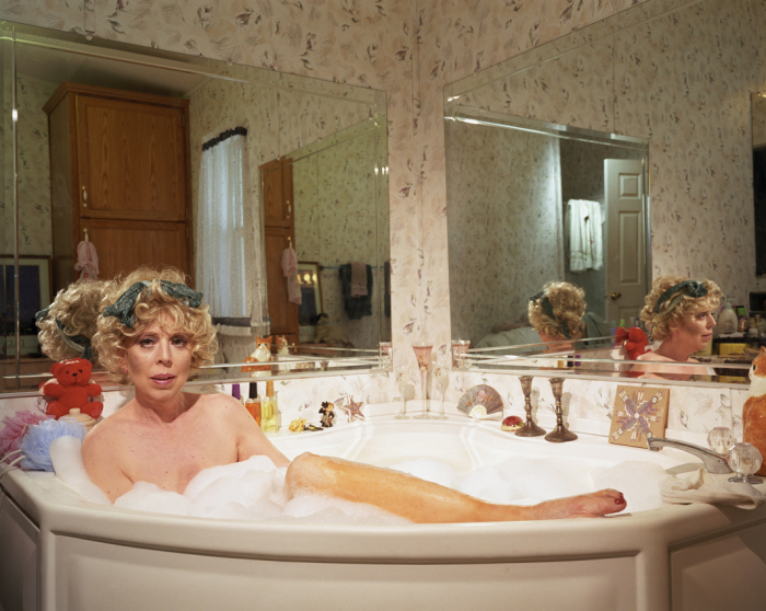Мара в ванной. Автор фото: Simone Lueck.