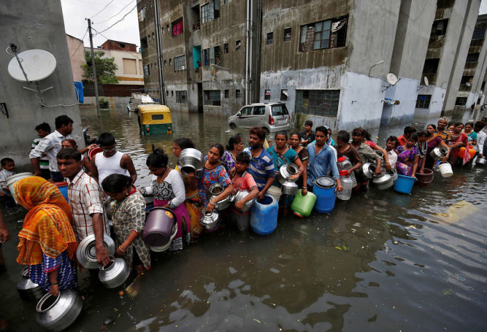 Люди стоят в очереди за питьевой водой, Ахмадабад, Индия. Автор: Amit Dave.
