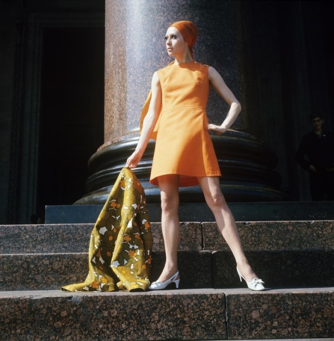 Оранжевое платье и шарф, 1970 год.