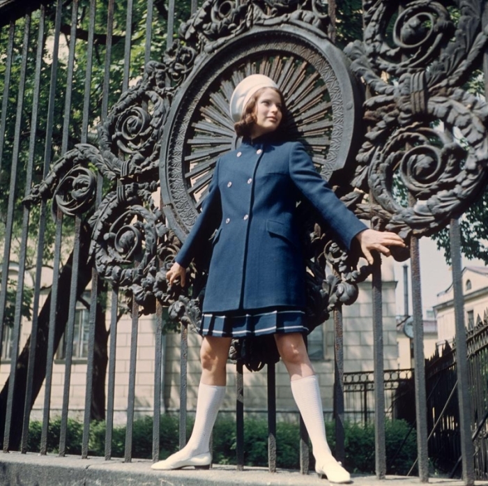 Синие пальто и юбка в клетку, 1970 год. 