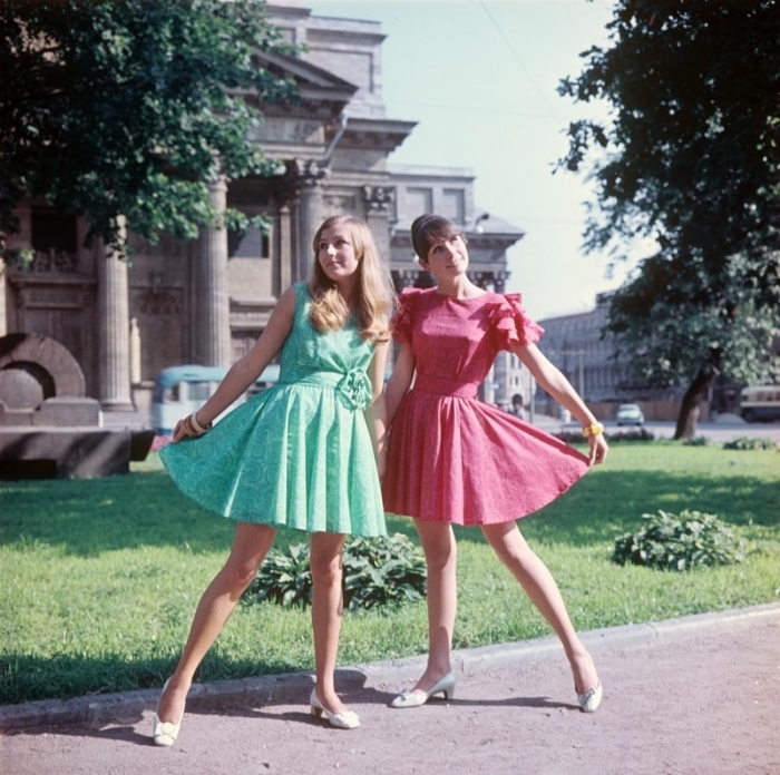 Яркие платья с широкими поясами и интересным декором, 1970-е годы.