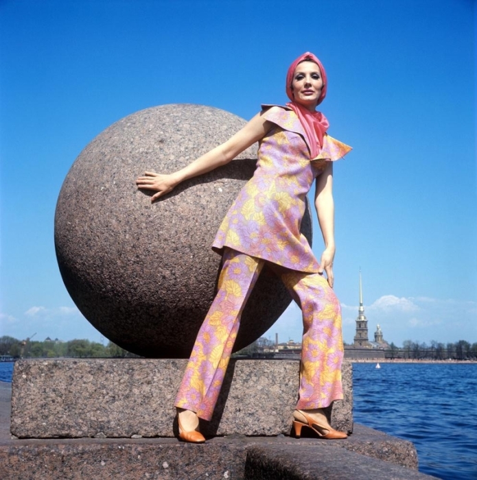 Костюм с ярким шарфом, 1970 год.
