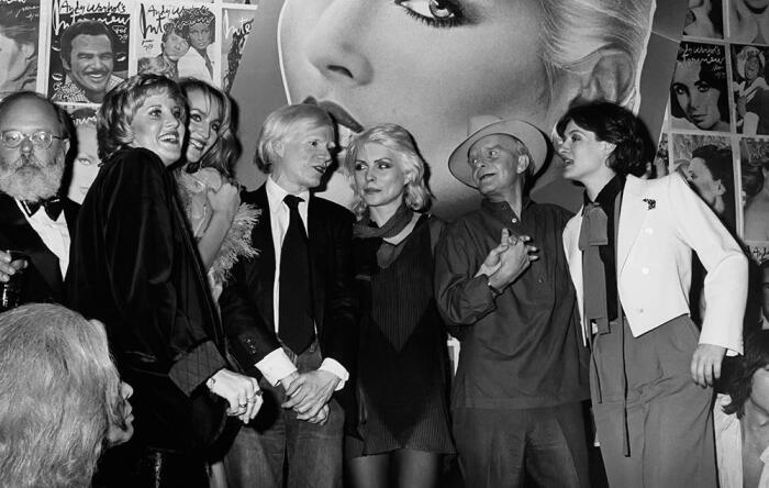 Дебби Харри, Энди Уорхол, Джерри Холл, Трумэн Капоте и другие - Студия 54, около 1979 года. \ Фото: reddit.com.