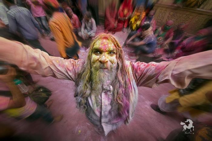 Садху на фестивале Холи, Барсана, Индия. Автор: Swarup Chatterjee.