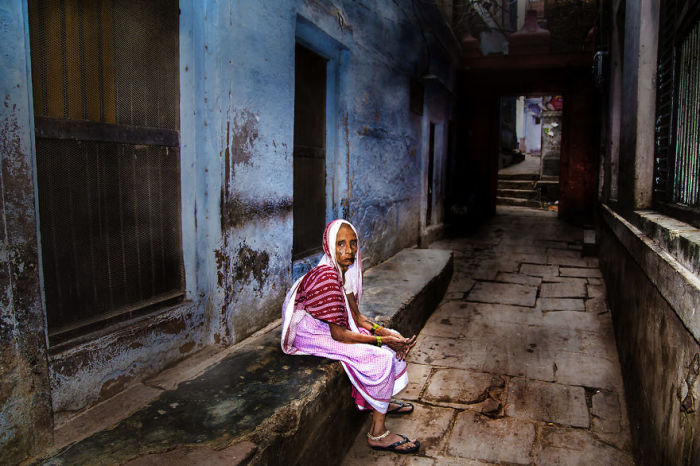 Женщина на улицах Варанаси, Индия. Автор: Swarup Chatterjee.
