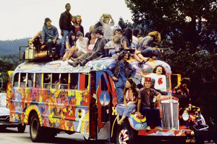 Хиппи и их разноцветный автобус. \ Фото: redd.it.
