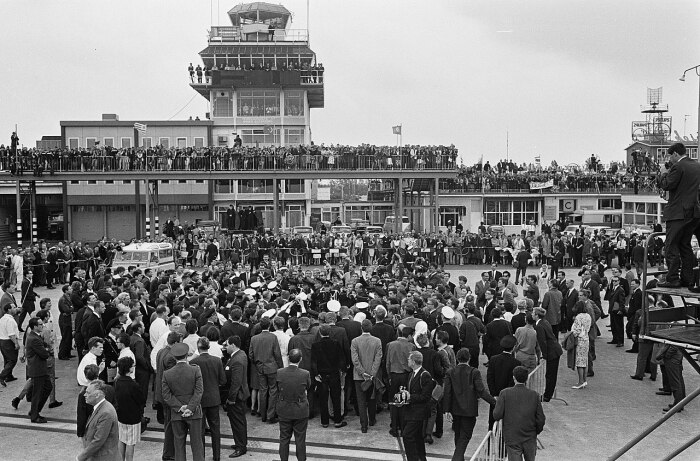 Толпа фанатов и журналистов в ожидании The Beatles в аэропорту Схипхол 5 июня 1964 года. \ Фото: wikipedia.org.