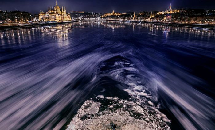 Прогулка по ночному Дунаю. Автор: Tamas Rizsavi.